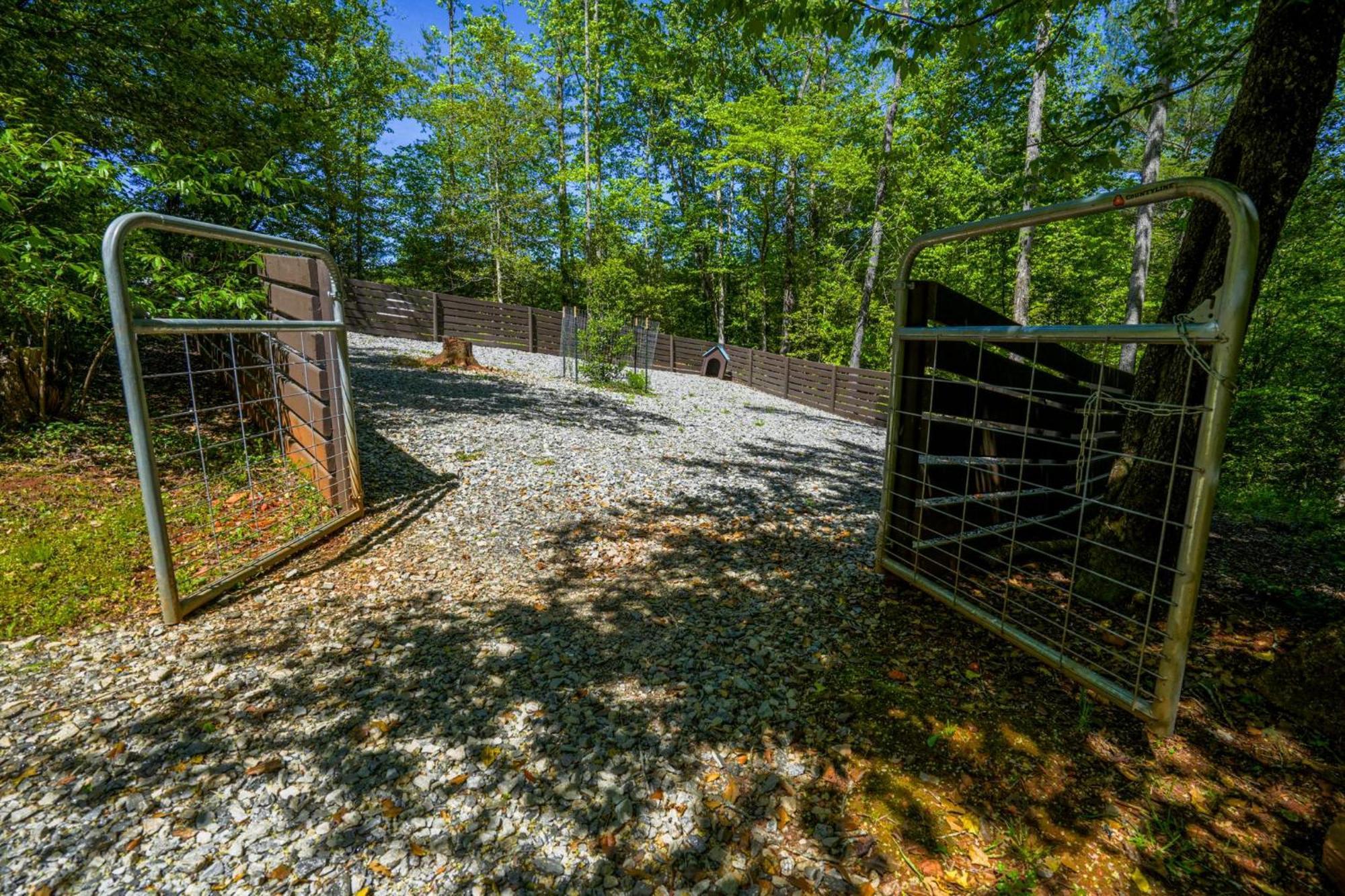 The Big Little Cabin - Hot Tub & Playground Dahlonega Exteriör bild