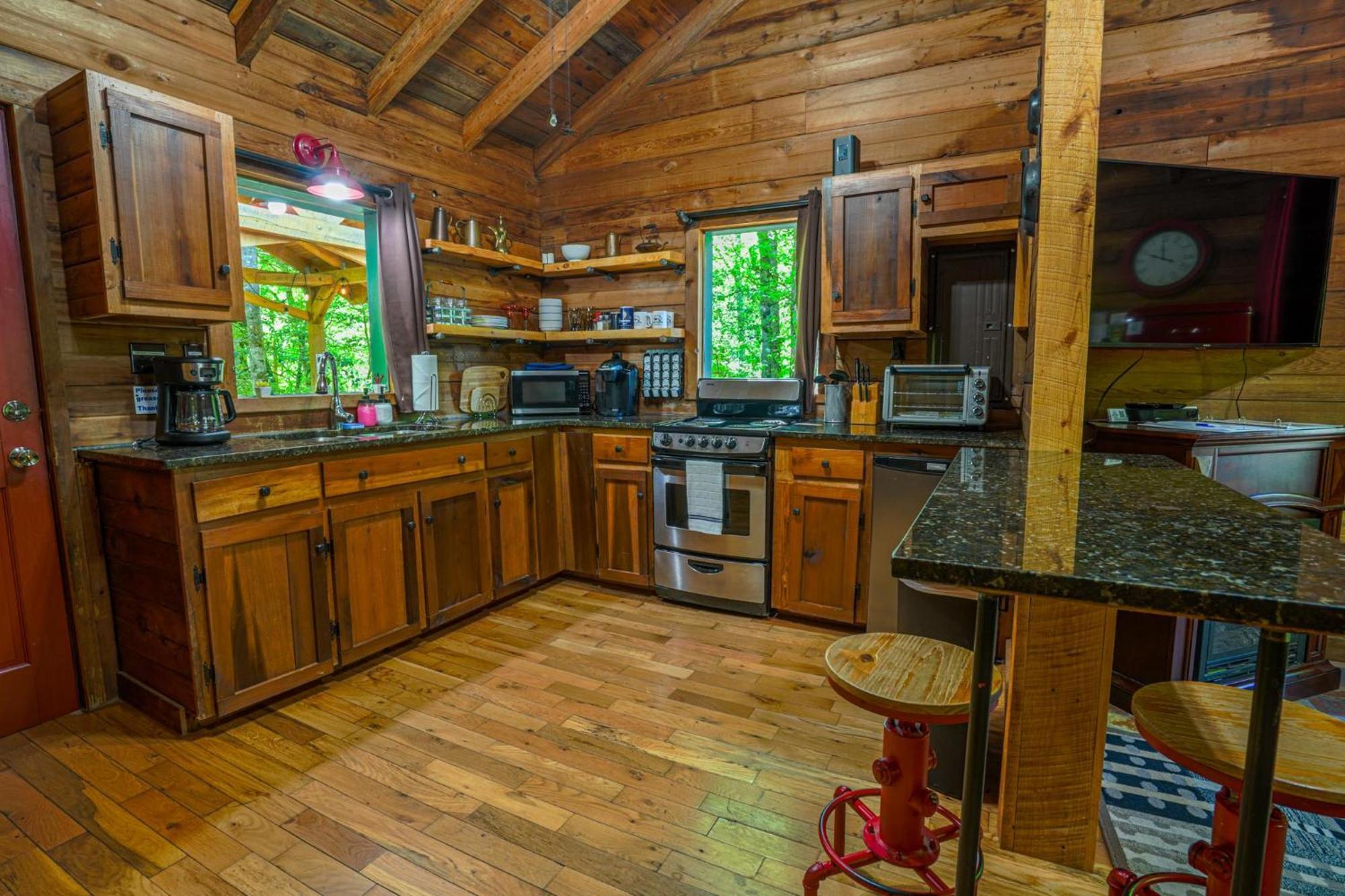 The Big Little Cabin - Hot Tub & Playground Dahlonega Exteriör bild