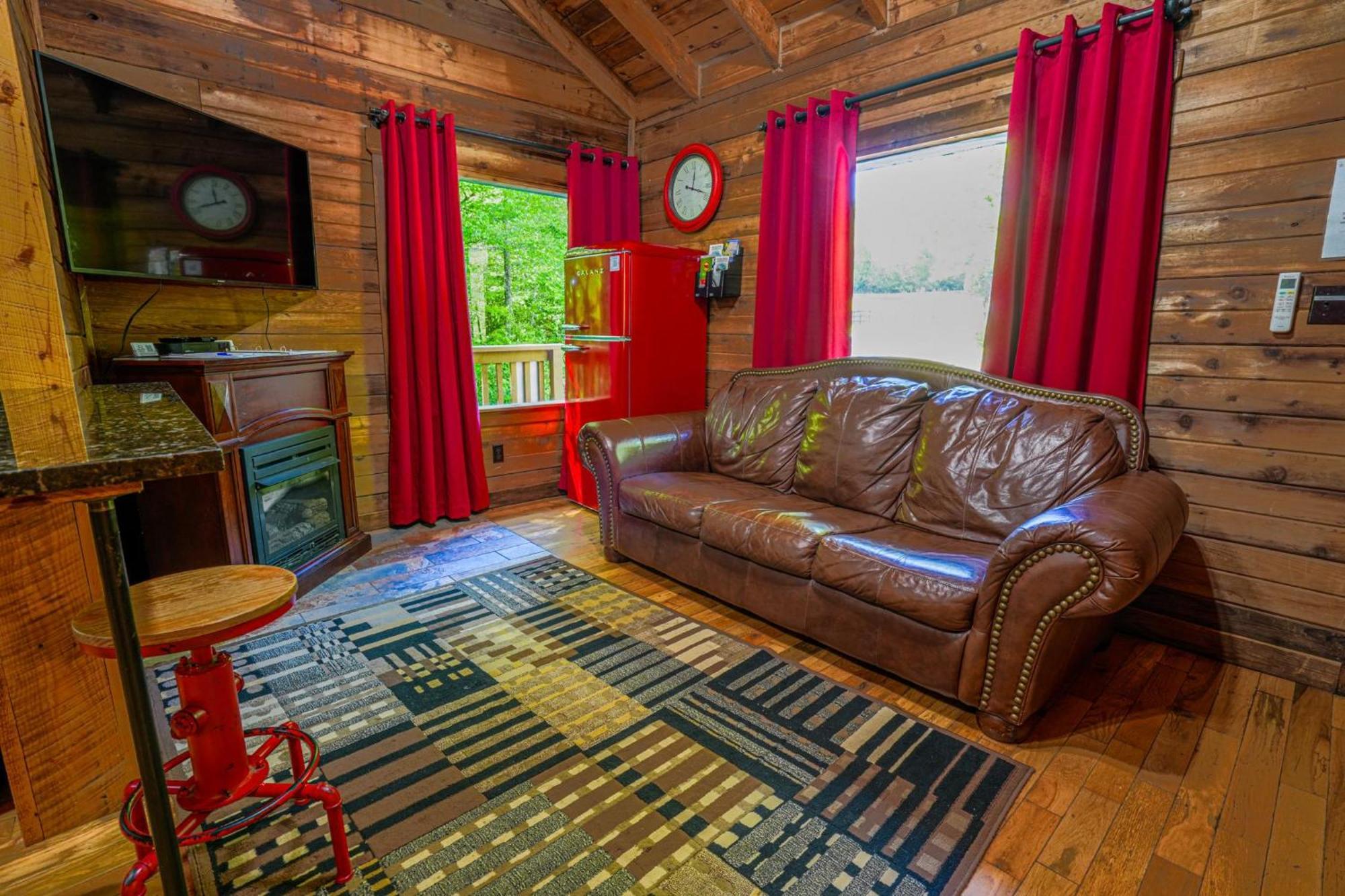 The Big Little Cabin - Hot Tub & Playground Dahlonega Exteriör bild